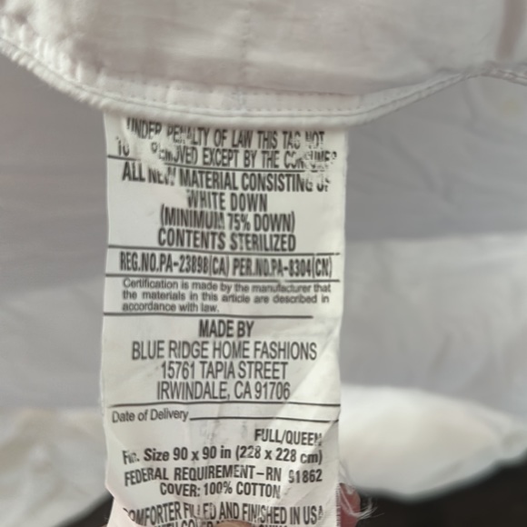 [Price Reduced] Blue bridge 75% down comforter (Queen size) $200 off！！ - Picture 3 of 8